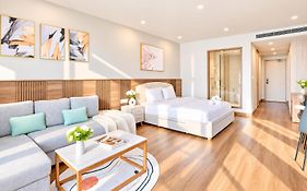 Premiere Suites & Hotel - Gold Coast Tower, Lotte Mall & 5-Min-To-Beach